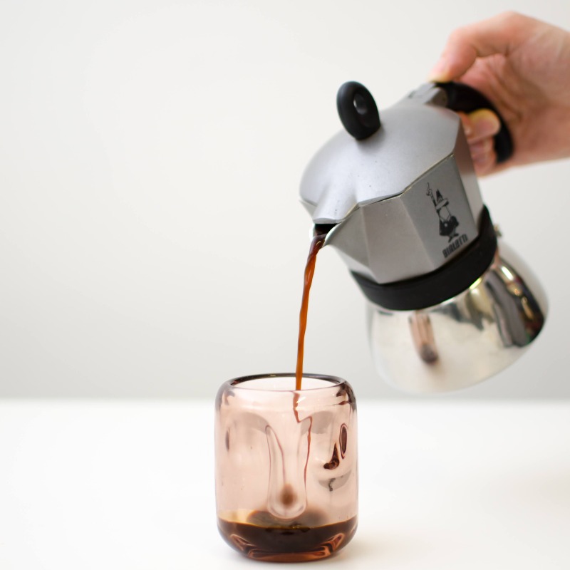 Kawa bezkofeinowa ma również aromatyczne, zawarte w niej składnik, a jej smak jest doskonały. Spróbuj jako espresso i parz w gorącej wodzie!